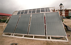 Placas solares fotovoltaicas instaladas en una vivienda. (Foto: EL MUNDO)