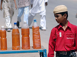 Un nio vende gasolina en Hydebarad. (Foto: AFP)
