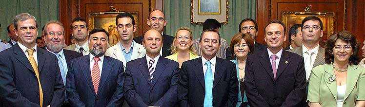 Los miembros de la gestora que rige Marbella posan tras la constitución de la comisión. (Foto: EFE)