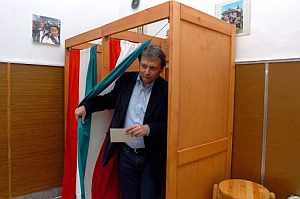 El presidente del Partido Socialista hngaro, Istvan Hiller, durante la votacin. (Foto: EFE)