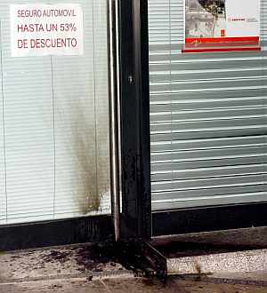 Daos causados en una oficina de Mapfre en Getxo. (Foto: EFE)