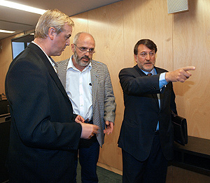 De izquierda a derecha: Pedro Pozas, Francisco Garrido y Joaquín Araújo. (Foto: EFE)