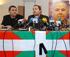 Otegi (izda.) y Barrena, en rueda de prensa por la muerte del dirigente abertzale Jokin Gorostidi (en el cartel). (Foto: EFE)