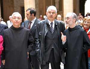 El presidente de la Generalitat, Pasqual Maragall (2 por la dcha.), en el Monasterio de Montserrat . (Foto: EFE)