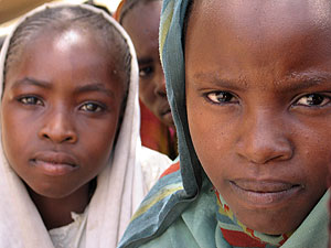 Dos jvenes sudanesas, en un campamentos de refugiados. (Foto: REUTERS)