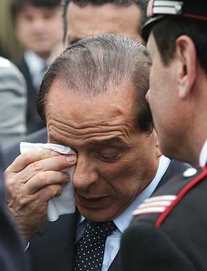Berlusconi, emocionado en la llegada de los fretros de los militares muertos en Irak. (Foto: EFE)