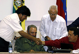 Evo Morales estrecha la mano de Chvez frente a Fidel Castro. (Foto: AP)