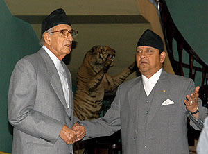 El primer ministro, Girija Prasad Koirala, con el rey Gyanendra, en el Palacio Real. (Foto: EFE)