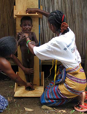 Un niño es medido en su visita al médico en Madagascar. (Foto: REUTERS)