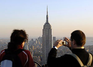 Dos personas fotografían el Empire State desde el Rockefeller Center. (Foto: AFP)