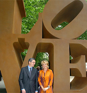 Aguirre y Gallardón posan ante una de las obras del artista americano, donde se lee 'love' (amor). (EFE)