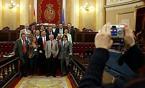 Laborda posa en el interior del Senado con miembros de la delegacin del Parlamento de Catalua. (Foto: EFE)