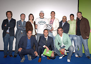 El equipo de La Sexta posa con Iker Casillas, Sergio Ramos (de pie, en el centro) y Cicinho (de pie, segundo por la derecha). (Foto: La Sexta)