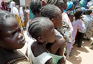 Un grupo de nios senegales espera para recibir atencin mdica. (Foto: EFE)
