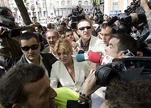 Carmen Cervera, perseguida por los medios durante la concentracin. (Foto: Javi Martnez)