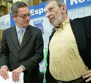 El alcalde y el arquitecto Álvaro Siza, durante la presentación del proyecto. (EFE)