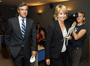 Acebes y Aguirre tras su comparecencia en la que solitaron la dimisin del ministro Alonso. (Foto: EFE)