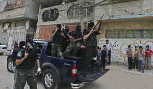 Miembros de Al Fatah toman posicin en las calles de Gaza. (Foto: REUTERS)