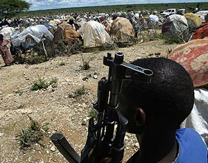 Un joven armado, en el campo somal de Wajid. (Foto: REUTERS)