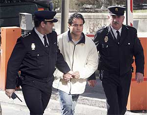 Eric Javier Velastegui, a su llegada a la Audiencia Provincial el 14 de marzo. (Foto: EFE)