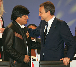 El saludo de Morales y Zapatero. (Foto: EFE)