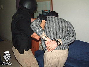 Momento de la detencin de unos de implicados en la trama. (Foto: Polica Nacional)