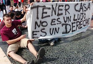 Un joven muestra una pancarta en Barcelona. (Foto: EFE)