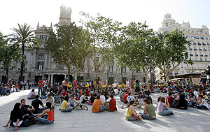 Concentración en la Plaza del Ayuntamiento de Valencia. (Foto: EFE)