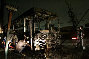 Imagen de uno de los autobuses incendiados en Sao Paulo. (Foto: AFP)