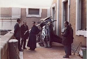 Policías conversan con un jesuita en una de las terrazas del edificio donde cayó el vehículo de Carrero Blanco. (Foto: EL MUNDO)