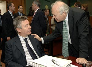 Moratinos conversa con su homlogo belga, Karel De Gucht. (Foto: EFE)