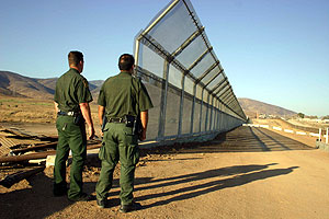 Dos policías vigilan la frontera de México con EEUU. (Foto: EFE)