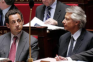 Sarkozy y Villepin en la Asamblea Nacional francesa. (Foto: AFP)