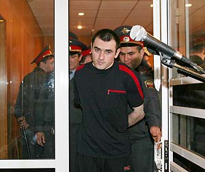 Nurpash Kulyev es llevado a la cabina para declarar. (Foto: REUTERS)