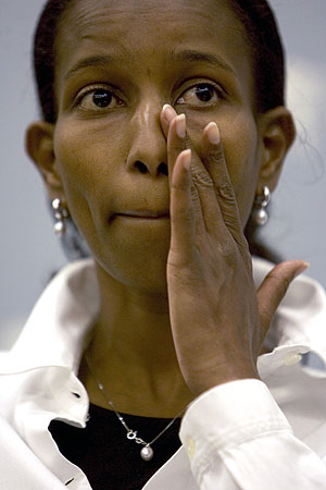 Ayaan Hirsi Ali, en una rueda de prensa tras presentar su dimisin. (Foto: AP)