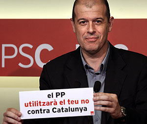 El secretario de organizacin del PSC, Jos Zaragoza, con el lema de la precampaa. (Foto: EFE)