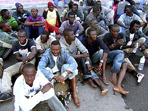 Uno de los grupos de inmigrantes llegados a la Gomera. (Foto: EFE)