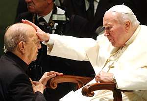Marcial Maciel, con Juan Pablo II en una audiencia en noviembre de 2004. (Foto: AP)