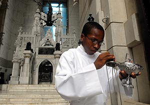 Un sacristn dominicano ante el mausoleo donde supuestamente estaban los restos de Coln. (Foto: EFE)