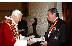 Francisco Vzquez, junto al Papa, en el Vaticano. (Foto: AP)