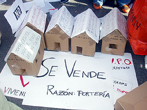 Fotografía de un original cartel en el que se muestran las exigencias de los manifestantes. (Foto: Sergio Rodríguez)