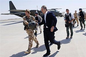 Blair, a su llegada en helicptero a la Zona Verde. (Foto: AP)
