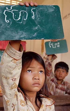 Una nia hurfana, en un colegio de Camboya. (Foto: EFE)