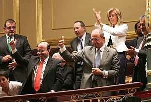 Chaves celebra el resultado de la votacin en el Congreso. (Foto: EFE)