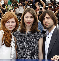 De izda. a dcha., Kristen Dunst, Sofa Coppola y Jason Schwartzman en la presentacin de 'Mara Antonieta'. (Foto: REUTERS)