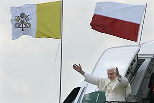 El Papa saluda a los fieles a su llegada al aeropuerto de Varsovia. (Foto: AP)