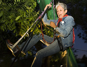Joan Baez, en el rbol donde se ha instalado. (Foto: AP)