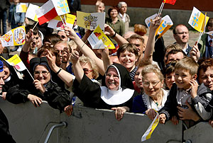 Una monja entre varios creyentes que saludan al Papa. (Foto: REUTERS)