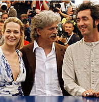 De izda. a dcha., Laura Chiatti, Fabrizio Bentivoglio y Paolo Sorrentino, director de 'L' amico di famiglia'. (Foto: AP)