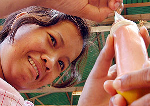 Una nia camboyana practica el uso del condn para protegerse del sida. (Foto: EFE)